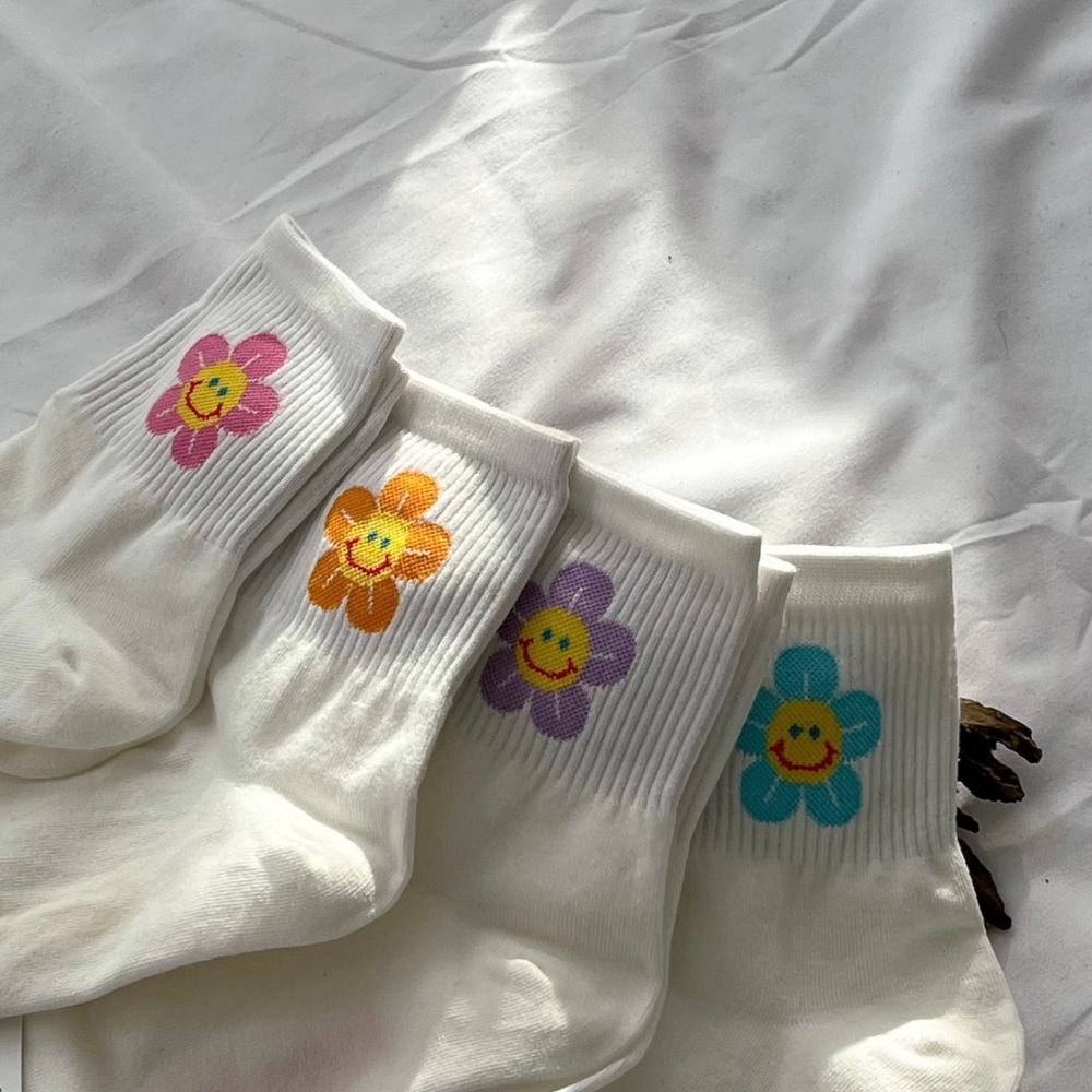 Smiley Daisy Socks - Picture 2 of 8